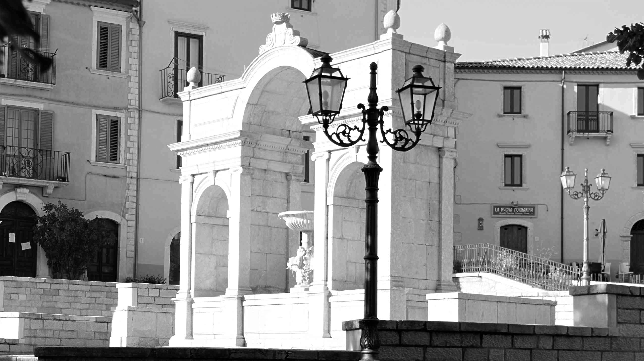 Fontana di Santa Croce del Sannio in bianco e nero