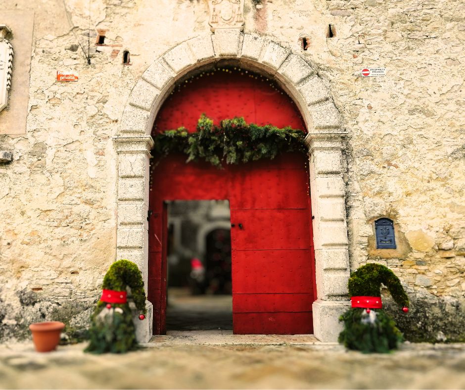 Portone d'ingresso di Palazzo Galanti, a Santa Croce del Sannio, con addobbi di Natale